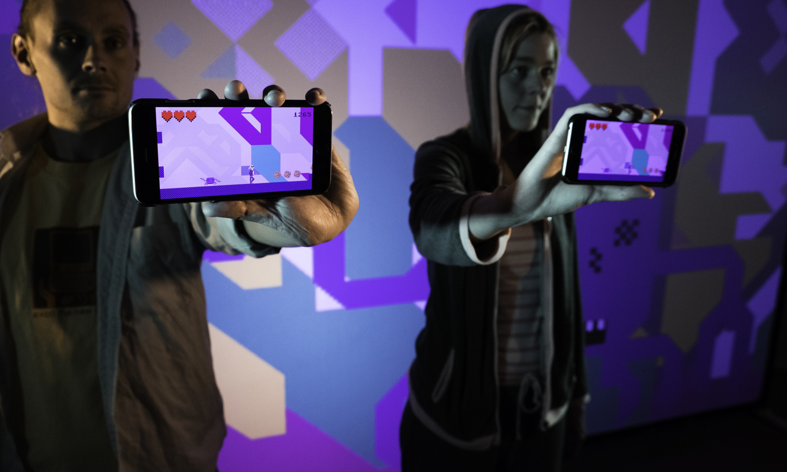 Från föreställningen "Game over". Lisa och Pappa håller upp varsin mobiltelefon med samma spel.